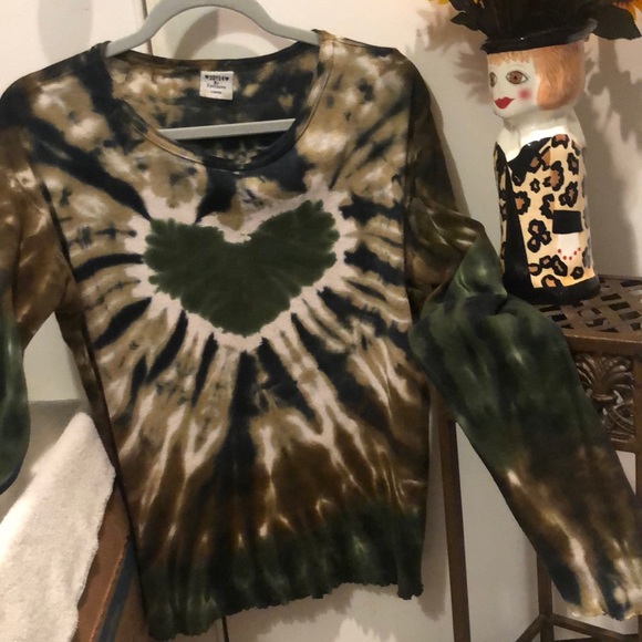 Beautifully tie dyed cotton top with unique shades - Picture 6 of 7